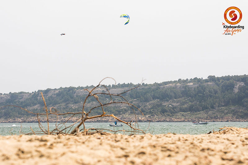Maxime Chablot tow up kite surf mega loop Leucate
