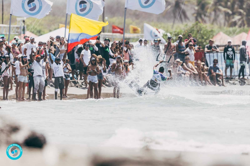 Crowds at the GKA Kite World Cup Colombia 2022